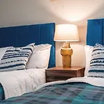 Apartment Flat With Balcony - Sleeps 14 - Views Leeds (West Yorkshire)