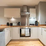 Flat With Balcony - Sleeps 14 - Views Apartment