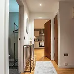 Flat With Balcony - Sleeps 14 - Views Apartment *