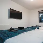 Apartment Flat With Balcony - Sleeps 14 - Views *