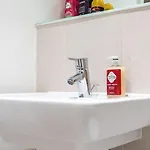 Apartment Flat With Balcony - Sleeps 14 - Views Leeds (West Yorkshire)