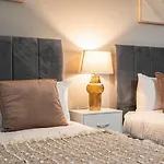 Flat With Balcony - Sleeps 14 - Views Apartment *