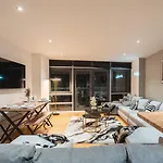 Flat With Balcony - Sleeps 14 - Views Leeds (West Yorkshire)