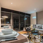 Flat With Balcony - Sleeps 14 - Views Apartment *