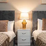 Flat With Balcony - Sleeps 14 - Views * Leeds (West Yorkshire)