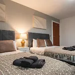 Flat With Balcony - Sleeps 14 - Views *