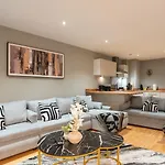 Flat With Balcony - Sleeps 14 - Views Apartment