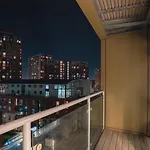 Flat With Balcony - Sleeps 14 - Views Leeds (West Yorkshire)