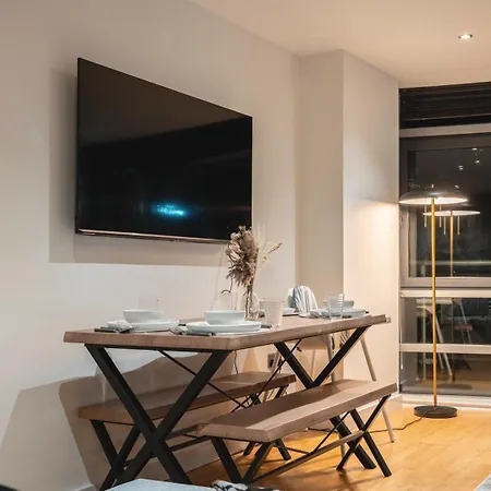 Flat With Balcony - Sleeps 14 - Views Appartement