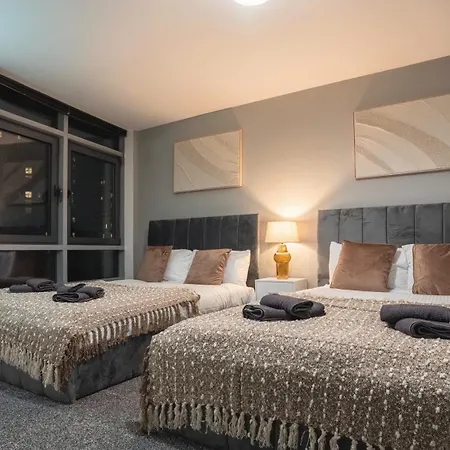 Flat With Balcony - Sleeps 14 - Views *