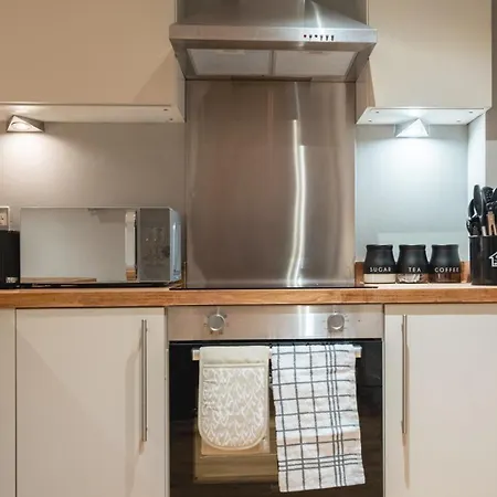 Flat With Balcony - Sleeps 14 - Views Appartement