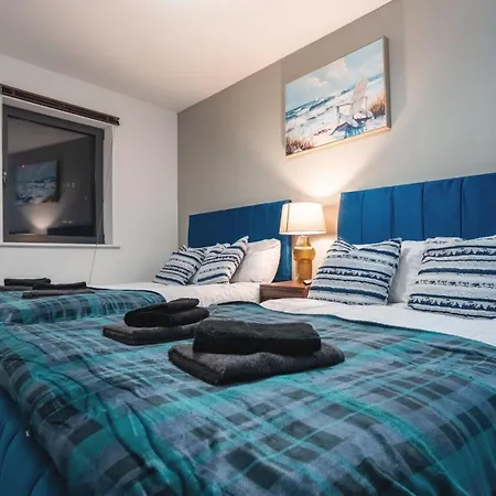 Flat With Balcony - Sleeps 14 - Views Leeds (West Yorkshire)