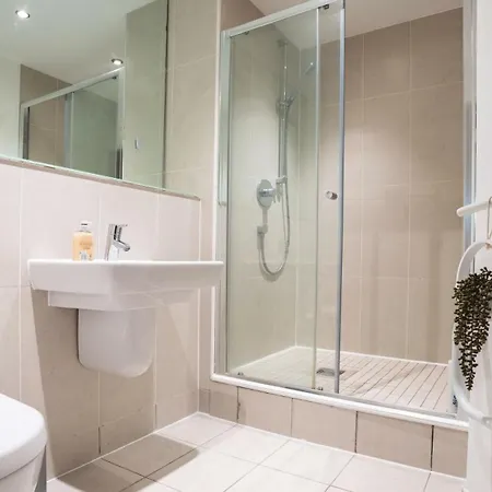 Flat With Balcony - Sleeps 14 - Views דירה *