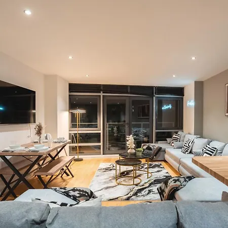 Flat With Balcony - Sleeps 14 - Views לידס