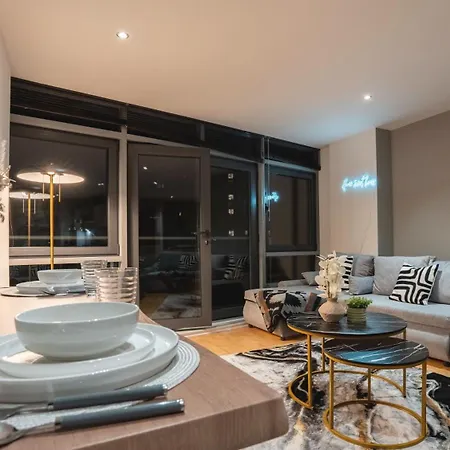 Flat With Balcony - Sleeps 14 - Views Apartment *