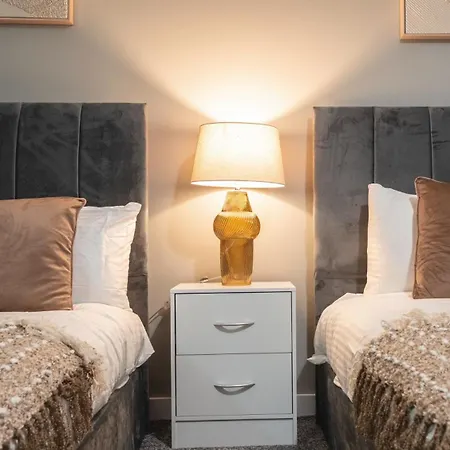 Flat With Balcony - Sleeps 14 - Views * Leeds (West Yorkshire)