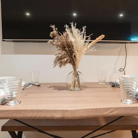 Flat With Balcony - Sleeps 14 - Views לידס