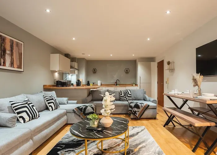 Flat With Balcony - Sleeps 14 - Views