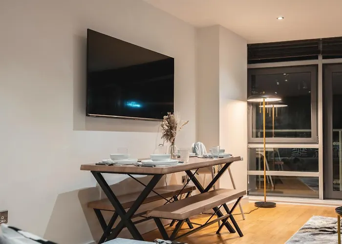 Flat With Balcony - Sleeps 14 - Views Apartment