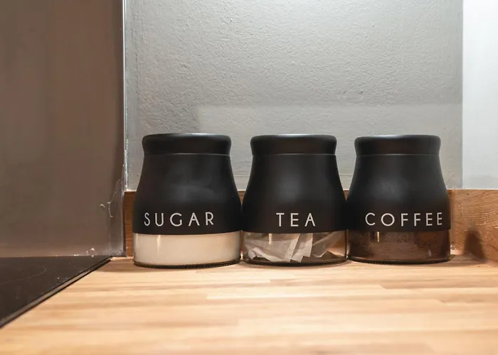 Flat With Balcony - Sleeps 14 - Views Leeds (West Yorkshire)