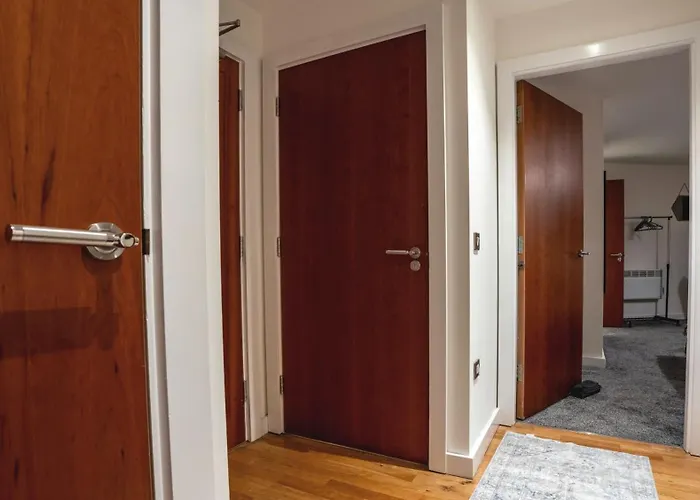 Flat With Balcony - Sleeps 14 - Views * Leeds (West Yorkshire)