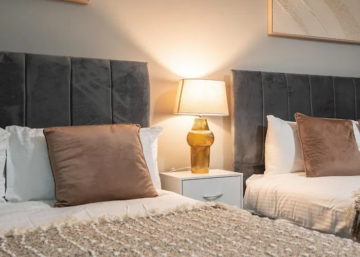 Flat With Balcony - Sleeps 14 - Views Апартаменти *