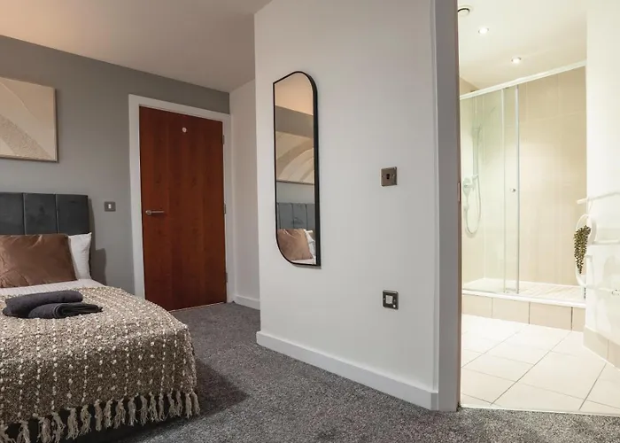 Apartment Flat With Balcony - Sleeps 14 - Views Leeds (West Yorkshire)