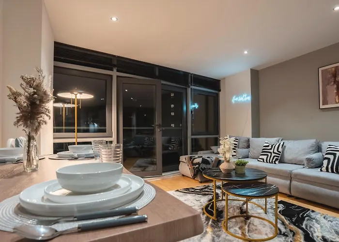 Flat With Balcony - Sleeps 14 - Views Апартаменти *