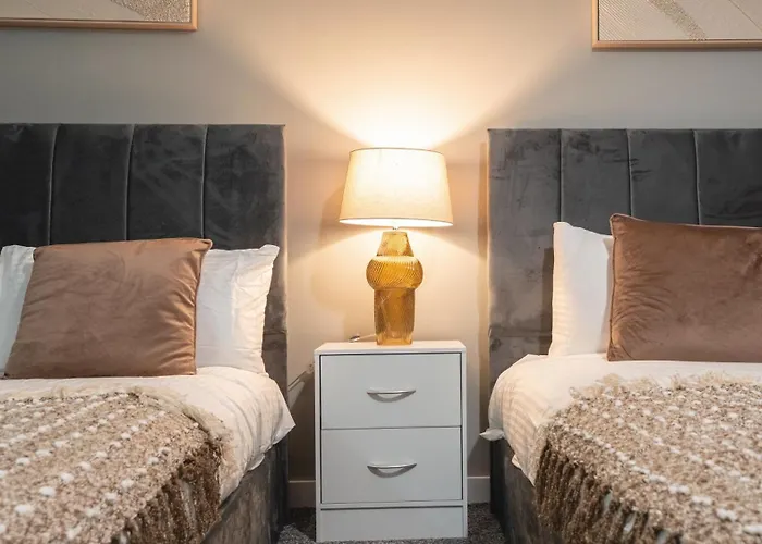 Flat With Balcony - Sleeps 14 - Views * Leeds (West Yorkshire)