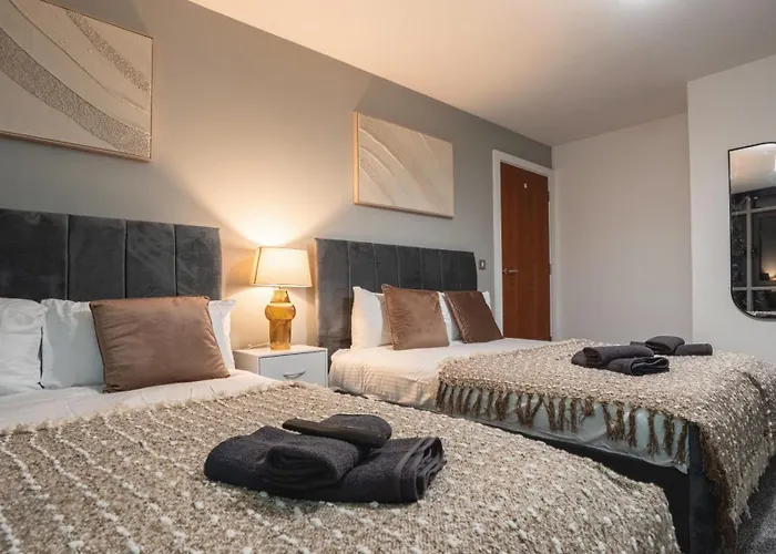 Flat With Balcony - Sleeps 14 - Views *