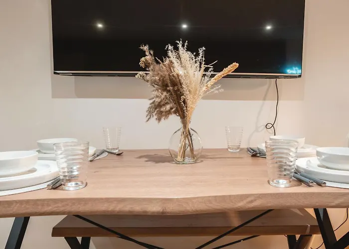 Flat With Balcony - Sleeps 14 - Views Leeds (West Yorkshire)