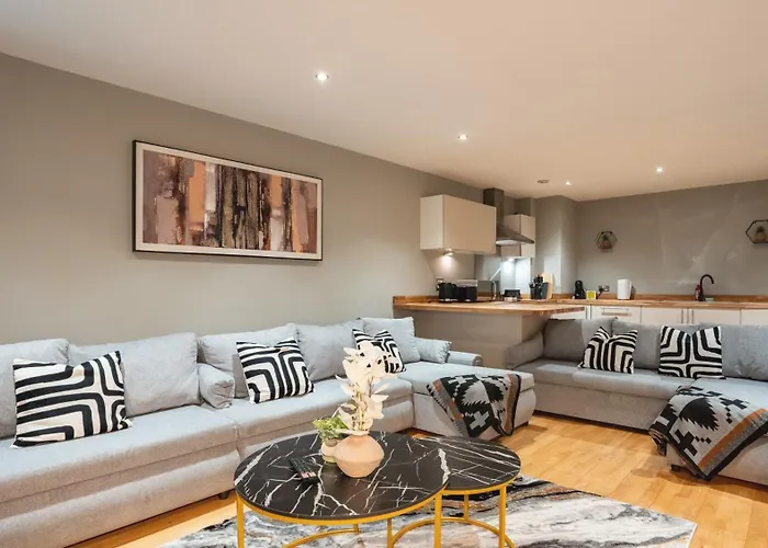 Flat With Balcony - Sleeps 14 - Views Apartment