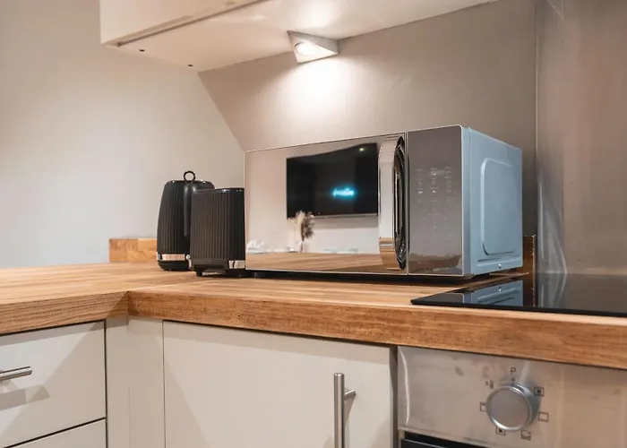 Apartment Flat With Balcony - Sleeps 14 - Views *