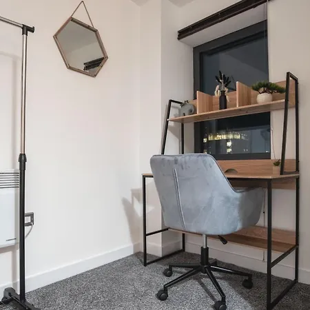 Flat With Balcony - Sleeps 14 - Views Appartement