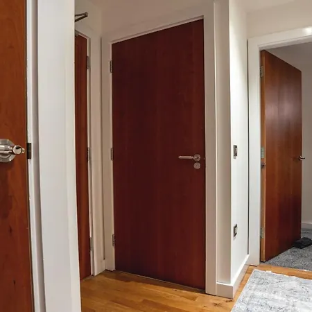 Flat With Balcony - Sleeps 14 - Views * Leeds (West Yorkshire)