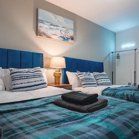 Flat With Balcony - Sleeps 14 - Views 利兹