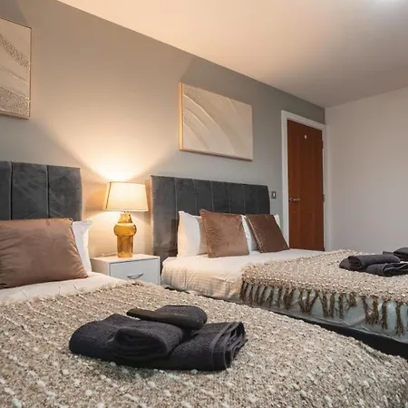 Flat With Balcony - Sleeps 14 - Views *