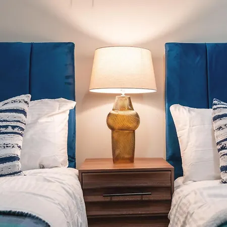 Flat With Balcony - Sleeps 14 - Views * 利兹