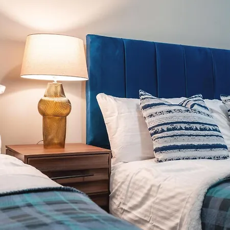 Flat With Balcony - Sleeps 14 - Views * 利兹