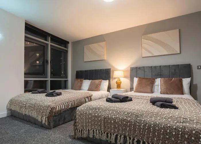 Flat With Balcony - Sleeps 14 - Views *