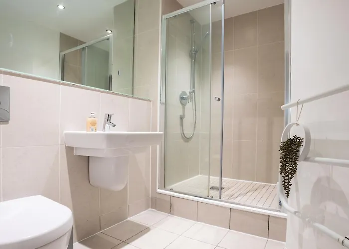 Flat With Balcony - Sleeps 14 - Views 리즈