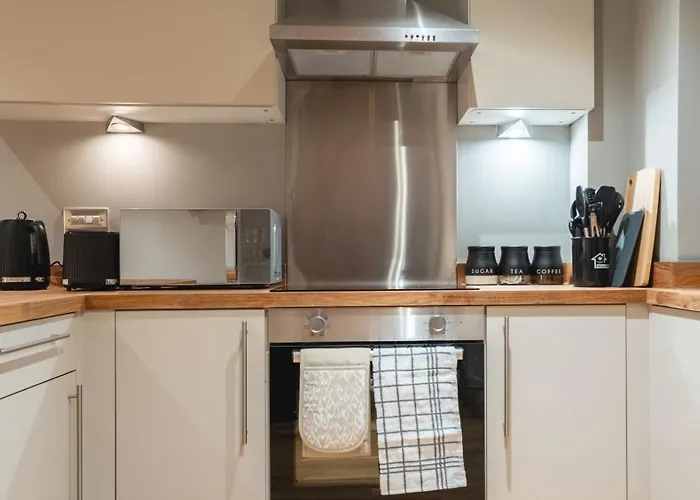 Flat With Balcony - Sleeps 14 - Views 公寓