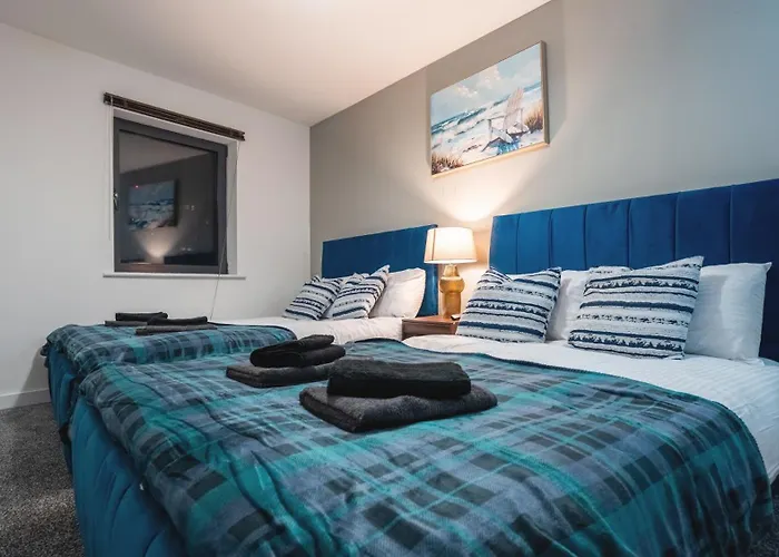 Flat With Balcony - Sleeps 14 - Views 리즈