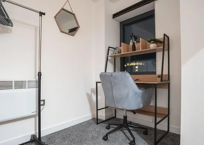 Flat With Balcony - Sleeps 14 - Views 아파트