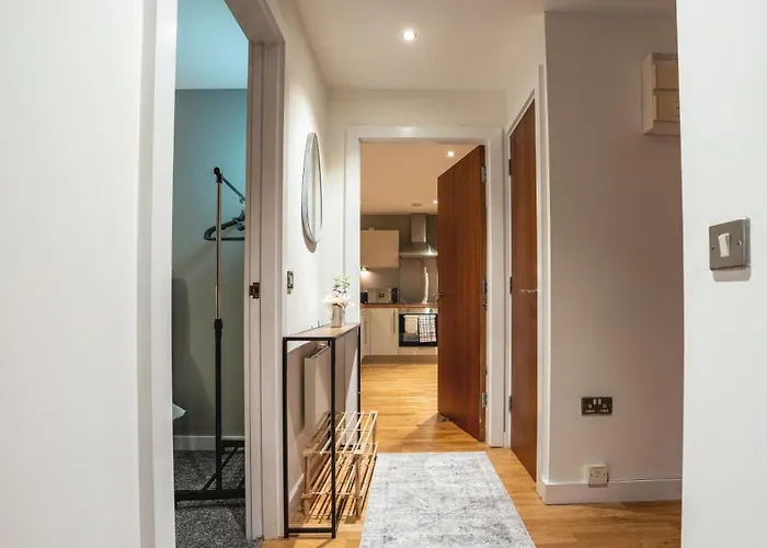 Flat With Balcony - Sleeps 14 - Views 公寓 *