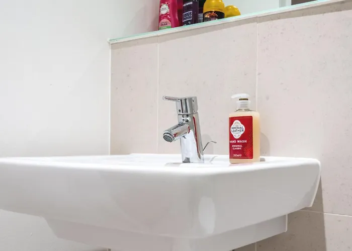 公寓 Flat With Balcony - Sleeps 14 - Views 利兹