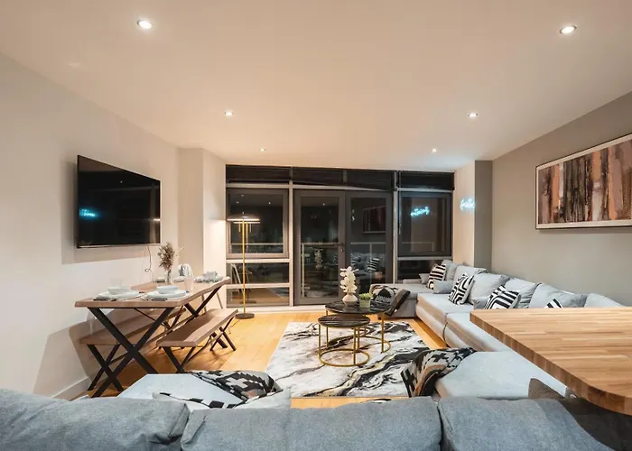 Flat With Balcony - Sleeps 14 - Views 利兹