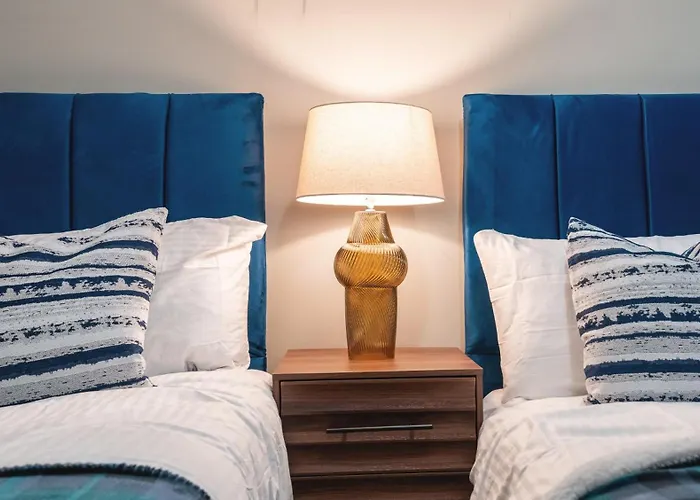 Flat With Balcony - Sleeps 14 - Views * 利兹