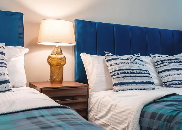 Flat With Balcony - Sleeps 14 - Views * 리즈