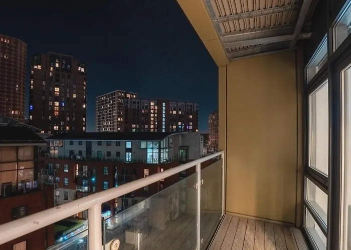 Flat With Balcony - Sleeps 14 - Views 리즈